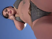 맑고 푸른 하늘과 연못 분수 - 엘레나 코슈카